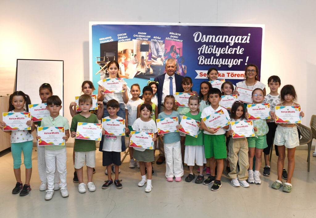 Çocuk drama atölyesinde sertifika heyecanı