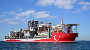 Abdülhamit Han sondaj gemisinin kulesi söküldü