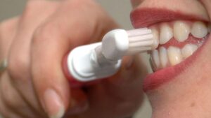 Dişleri sarartan az bilinen diş fırçalama hatası!