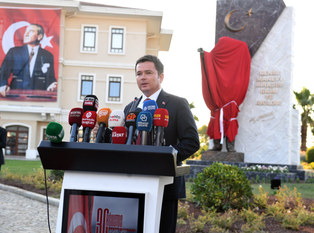 Osmangazi Belediyesi girişine Atatürk Anıtı