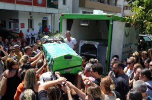 Erkek şiddeti kurbanı olmuşlardı… Tabutunu kadınlar taşıdı