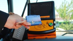 İstanbulkart öğrenci akbilinde 30 yaş ve üstüne indirim kısıtlaması! İstanbul İETT Toplu taşıma fiyatları ile 30 yaş üstü öğrenci akbili ne kadar oldu, kaç TL?