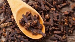 KANSER GELİŞİMİNİ ÖNLÜYOR: Karanfil Yağının Faydaları Nelerdir? Neye İyi Gelir? Karanfil Yağının Az Bilinen Faydaları