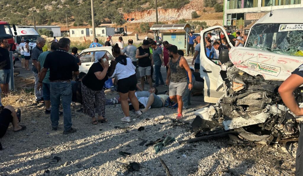 Milas’ta can pazarı! İtfaiye aracı ile minibüs çarpıştı: 15 yaralı…