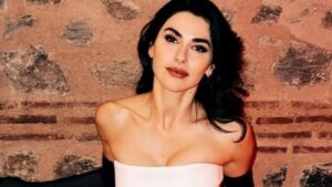 Nesrin Cavadzade partiye eşarpla katıldı