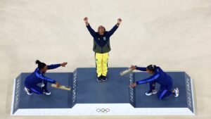 Rebeca Andrade, Simone Biles’i geçerek yer hareketlerinde altın madalya kazandı