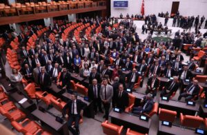TBMM’de sandalye dağılımı değişti! İşte AKP, CHP ve diğer partilerin sandalye dağılımı…