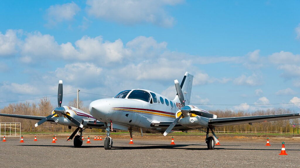 Uçak, yerleşim bölgesine düştü