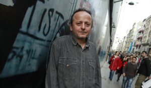 Ünlü şairden gözaltı tepkisi: Mahalle yanarken hep saçımızı mı tarayalım!