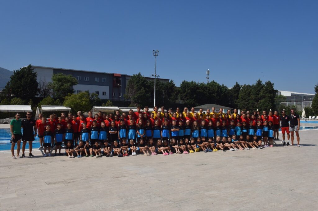 Geleceğin yüzücüleri Yıldırım’da yetişiyor