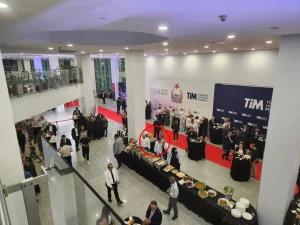 255 milyar dolarlık sektörde Coca Cola krizi… Etiketi söküp kola ikram ettiler… Hem tasarruf hem boykot