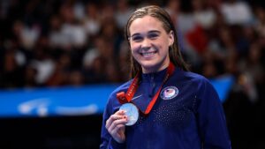 Alexandra Truwit, köpekbalığı saldırısından 16 ay sonra gümüş madalya kazandı