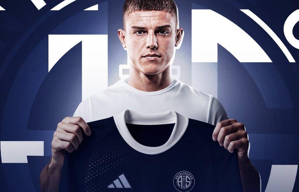 Antalyaspor Oleksandr Petrusenko ile 2 yıllık sözleşme imzaladı