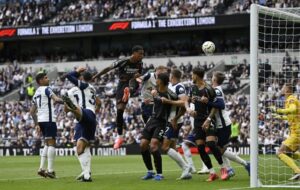 Arsenal Tottenham’ı duran topla yaktı
