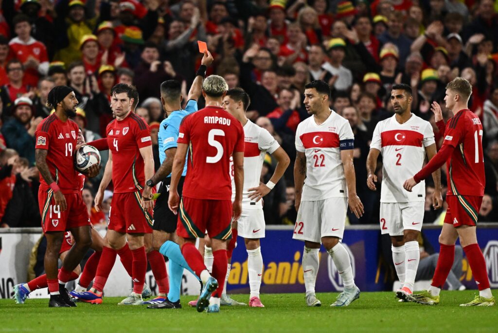 Barış Alper Yılmaz kırmızı kart gördü