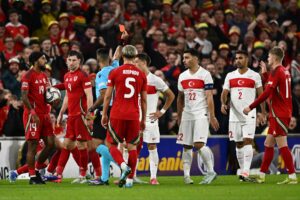 Barış Alper Yılmaz kırmızı kart gördü