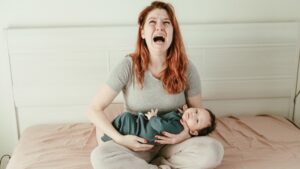 Doğum sonrası hüznü nedir? Kimler etkilenir, nasıl tedavi edilir?