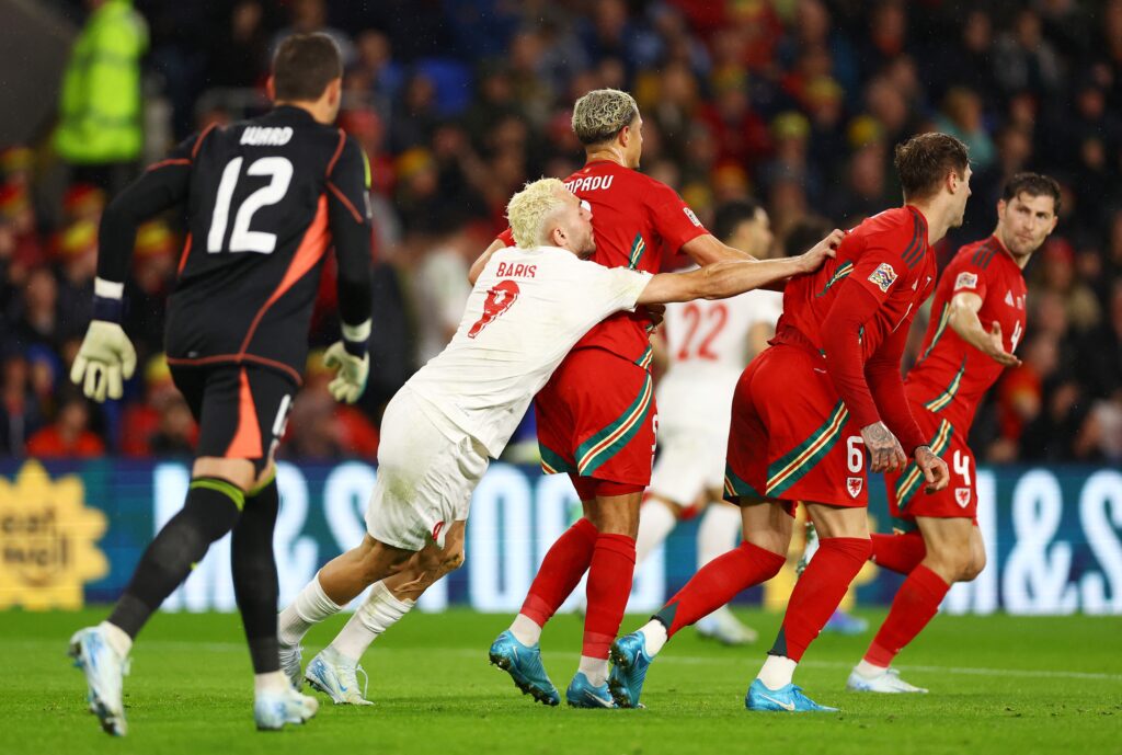 Galler-Türkiye maçında gerginlik