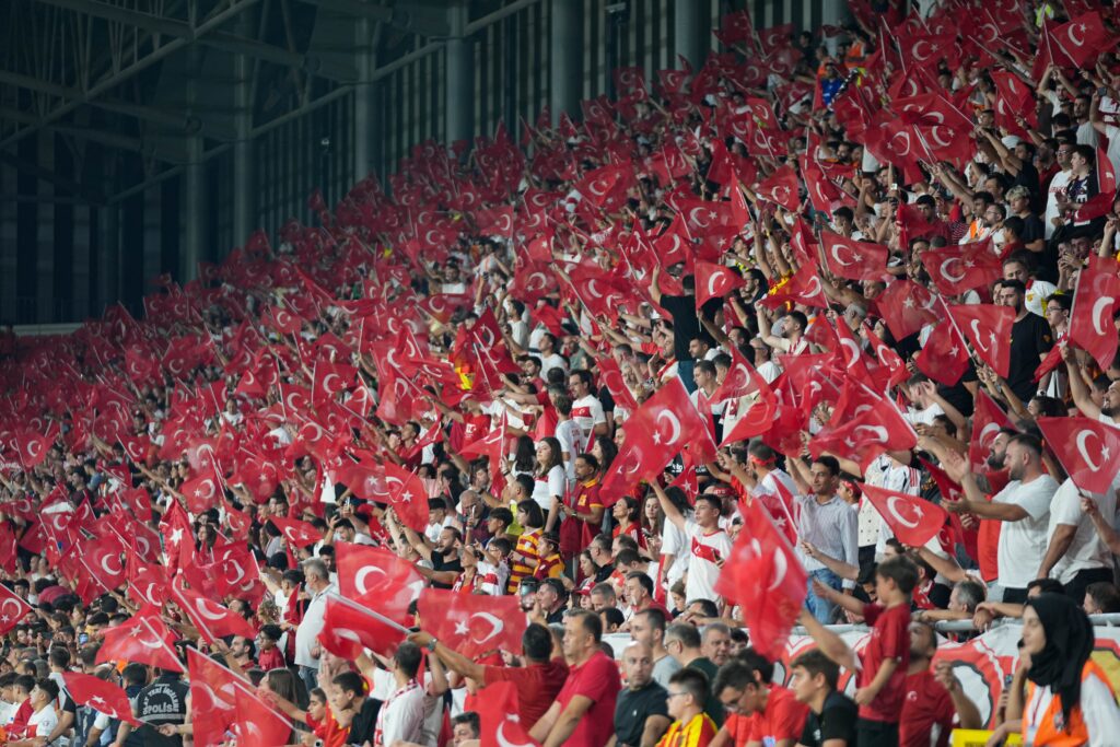 Gürsel Aksel Stadyumu Mustafa Kemal’in Askerleriyiz tezahüratı ve İzmir Marşı’yla inledi