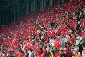 Gürsel Aksel Stadyumu Mustafa Kemal’in Askerleriyiz tezahüratı ve İzmir Marşı’yla inledi