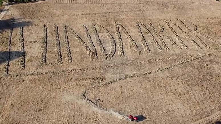 Hayranı olduğu Funda Arar’ın adını tarlasına yazdı