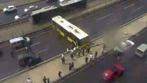 İETT otobüsü kaza yaptı: D-100 trafiğe kapandı