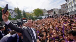 İmamoğlu’ndan öğrencilere: Atatürk’ün işaret ettiği hedefe yürüyün