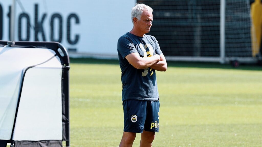 Jose Mourinho: “Buna inanırsam eşyalarımı toplar giderim. Çünkü bu futbol değil.”