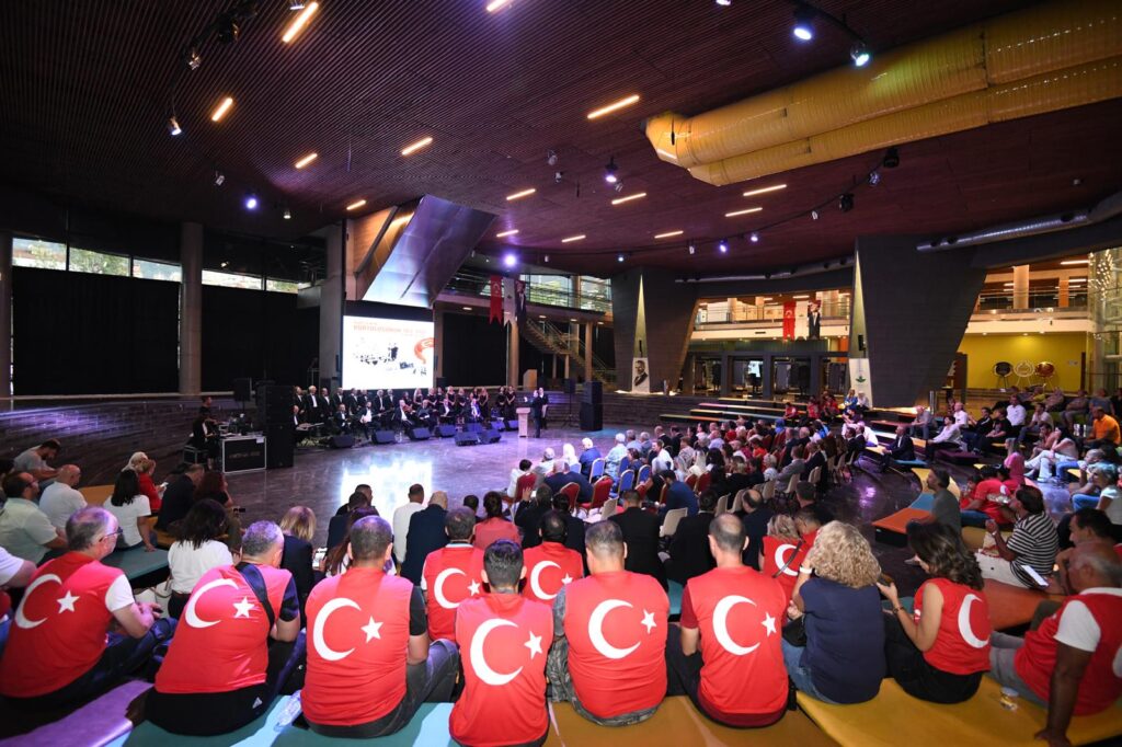 Kurtuluş’un 102. Yılında Atatürk sevdiği şarkılar ile anıldı