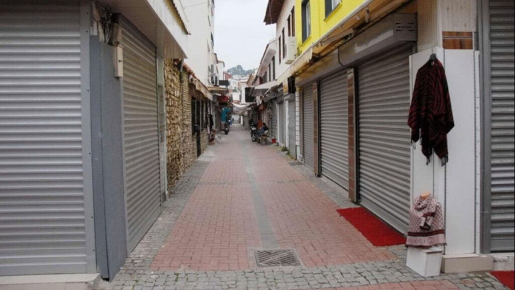 Kriz derinleşti kepenkler iniyor