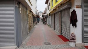 Kriz derinleşti kepenkler iniyor