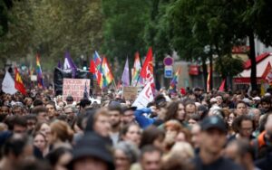 Macron’un başbakanı, Fransızları sokağa döktü