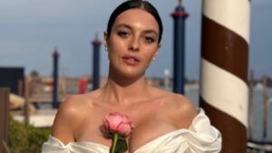 Melis Sezen’den Venedik dekoltesi