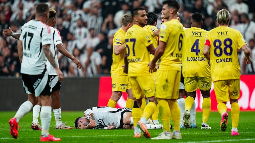 Rafa Silva’ya rakiplerin sert markajı: 5 maçta 2 kırmızı kart!