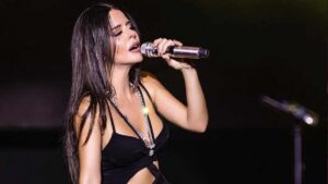 Simge Sağın’a sahnede önce çiçek sonra telefon atıldı