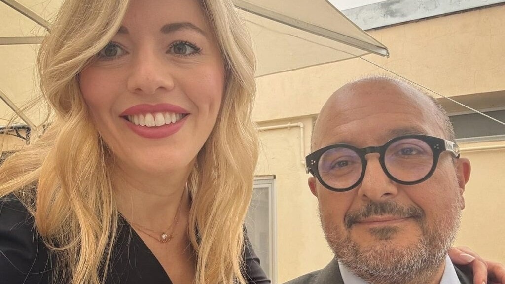 Yasak aşk skandalı: Bakan genç sevgilisine devlet sırlarını mı verdi?