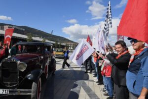 Klasik otomobiller Başkan Aydın’ın startıyla yola çıktı