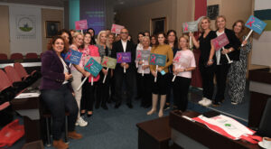 Pembe balonlar meme kanserine farkındalık için uçuruldu