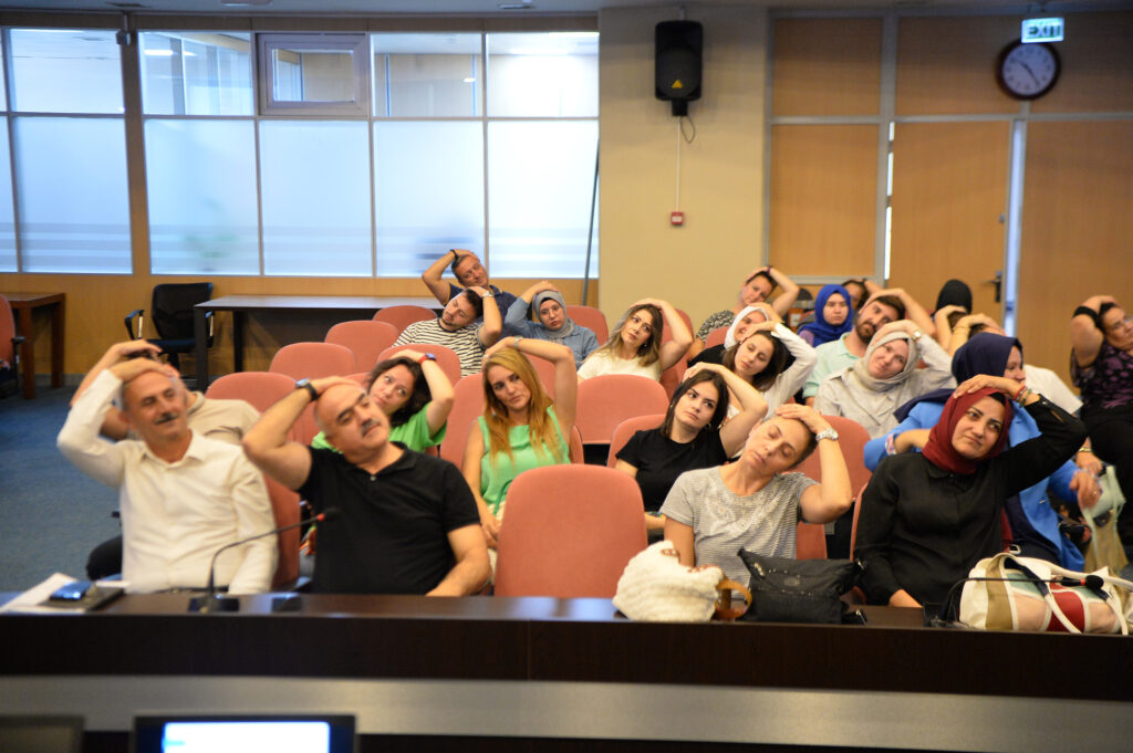 Belediye personeline sağlıklı beslenme ve ofis ergonomisi eğitimi