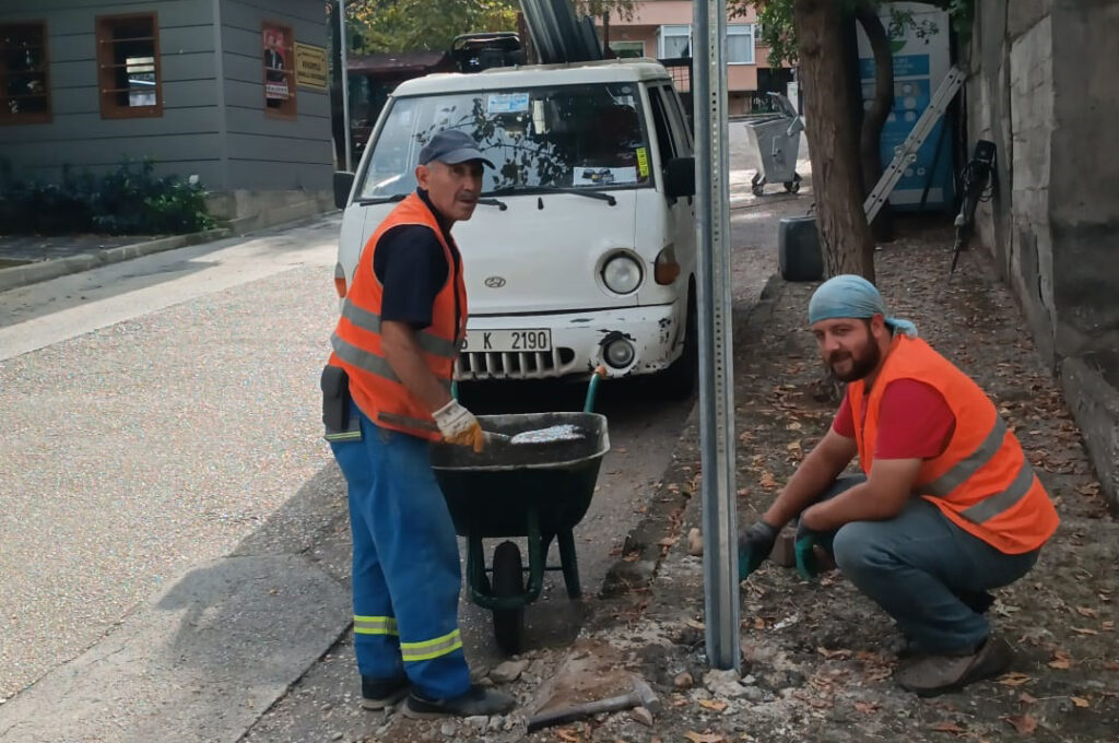Kükürtlü’deki trafik levhaları yenilendi