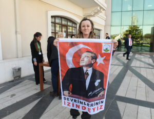 Bursa Osmangazi Belediyesi 10 bin Ata Posteri dağıtıyor