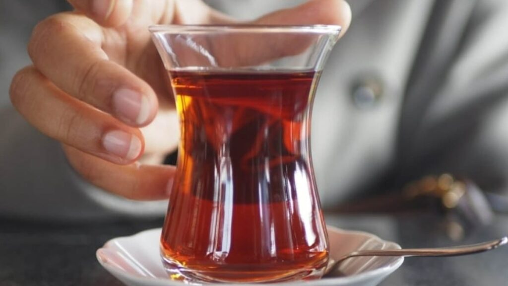Çayı yanlış içmek hayati risk taşıyor: Uzmanlardan uyarı! Gırtlak ve yemek borusu kanserine yol açabilir