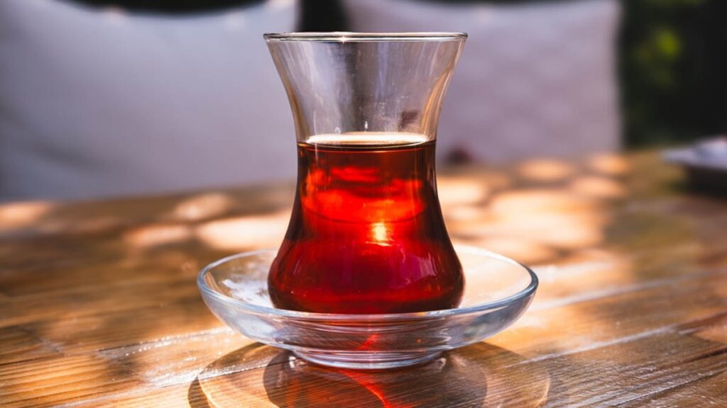 Demlediğiniz çay 1 saat sonra zehre dönüşüyor: İşte nedeni