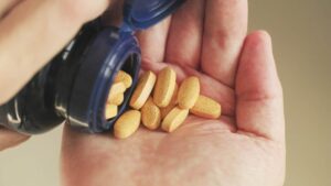 Eczacı, 3 vitamin takviyesine dikkat çekti: Uyarı etiketi şart!