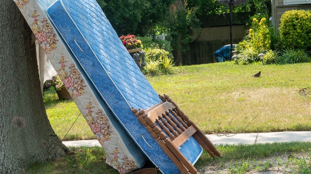 Eski yatağını attı, içinde 1,8 milyon liralık birikimini unuttu