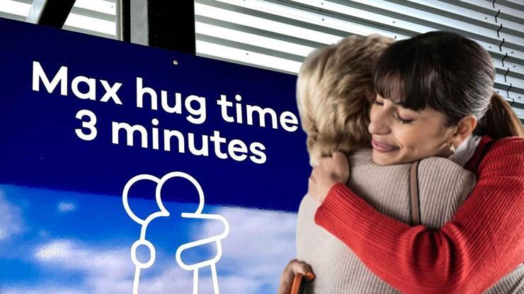 Havalimanındaki ilginç uyarı tartışma başlattı: Sarılmak için 3 dakikanız var