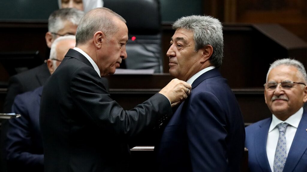 İYİ Parti’den istifa eden isim AKP’ye geçti: Rozetini Erdoğan taktı