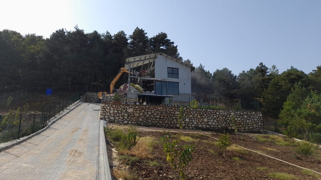 Kaçak villa yıkıldı