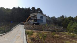 Kaçak villa yıkıldı