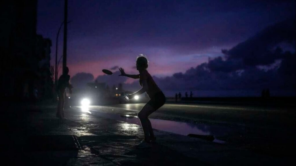 Küba, yine karanlığa büründü